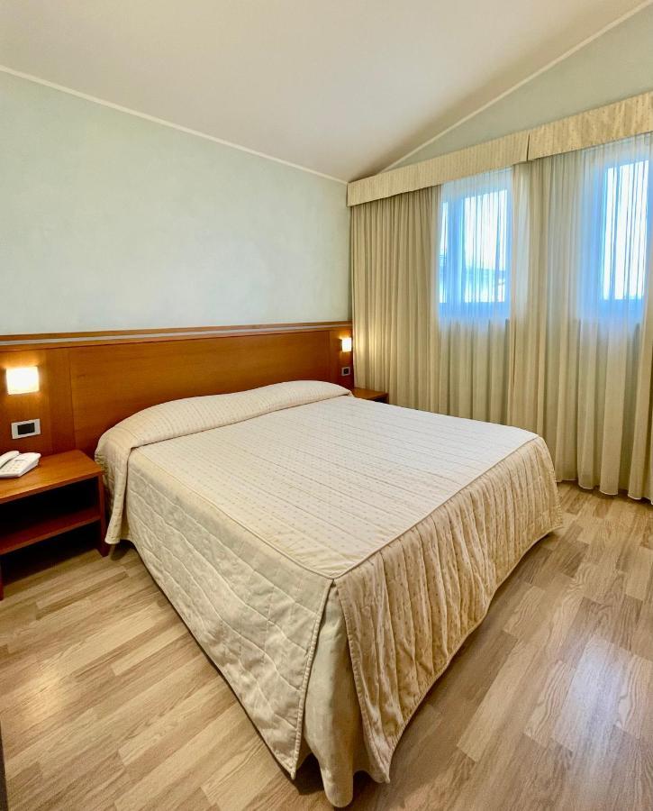 Hotel Visconti كاردانو آل كامبو المظهر الخارجي الصورة