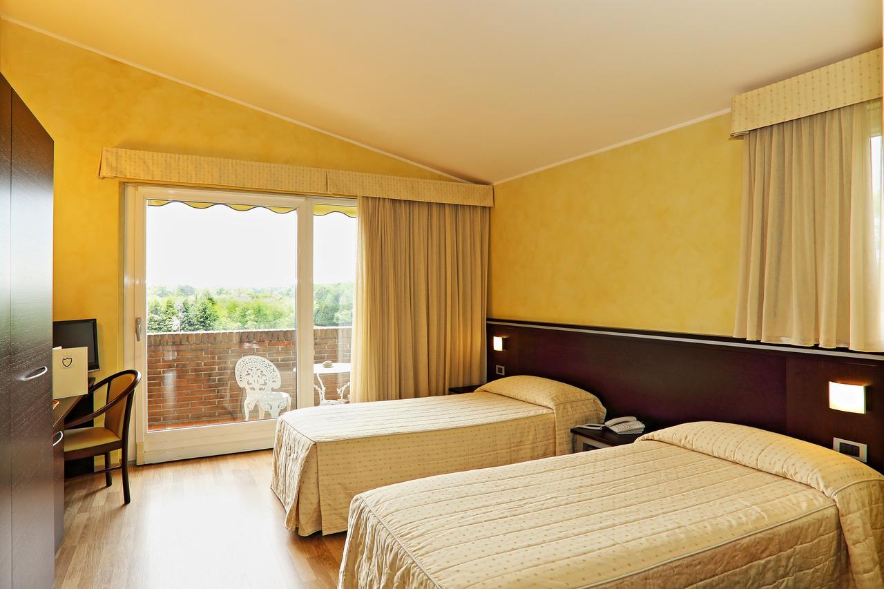Hotel Visconti كاردانو آل كامبو المظهر الخارجي الصورة